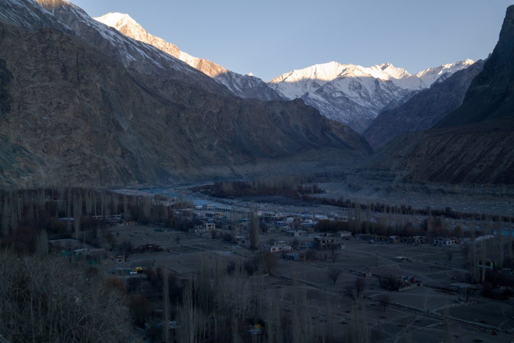 Turtuk před východem slunce (údajná K2 je vidět jako drobný hrb uprostřed linie horizontu)